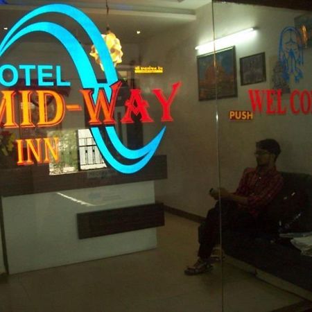 Hotel Mid - Way Inn Ґандінаґар Екстер'єр фото