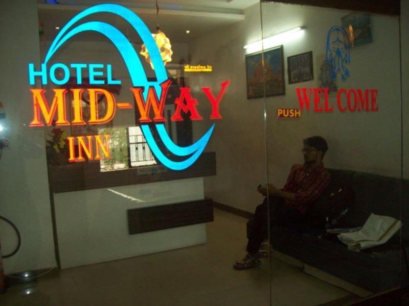 Hotel Mid - Way Inn Ґандінаґар Екстер'єр фото